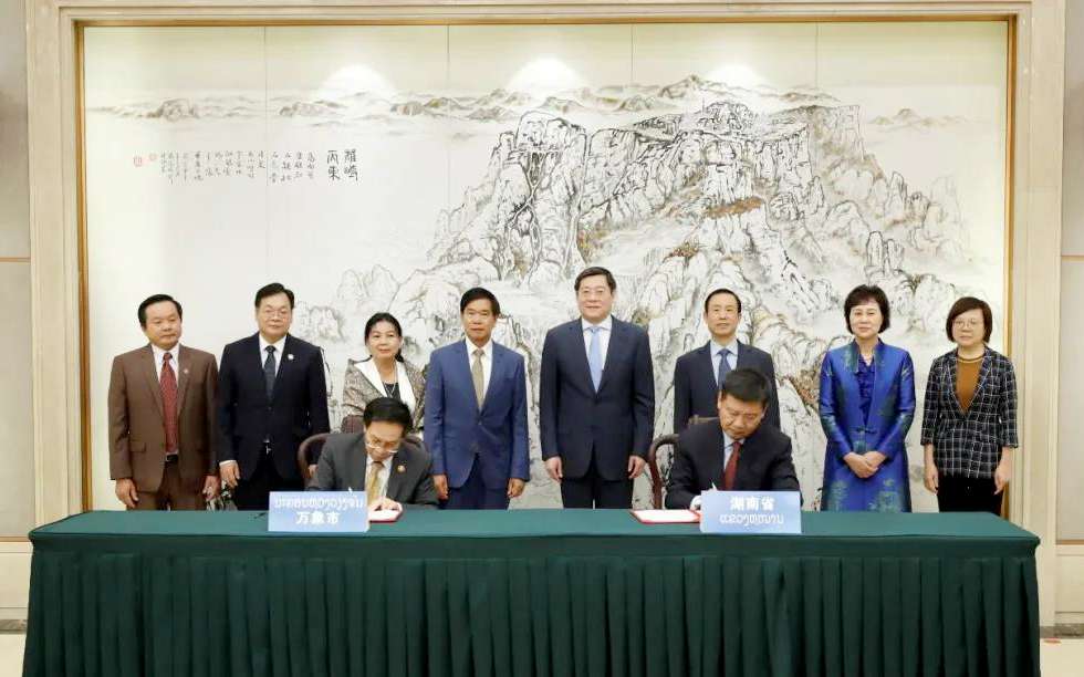 333体育环境向老挝万象捐赠7台环卫装备，助力“一带一路”建设