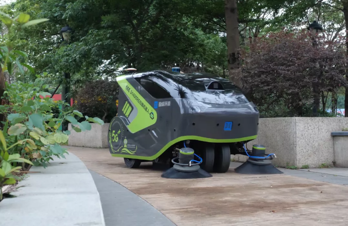 333体育环境5G环卫机器人亮相2021中国创新创业成果交易会